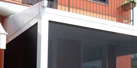 Pergole Gibus- MED JEANS con zanzariere laterali motorizzate SOMFY con telecomando. Realizzata a Mottalciata