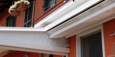 Pergole Gibus- MED JEANS con zanzariere laterali motorizzate SOMFY con telecomando. Realizzata a Mottalciata